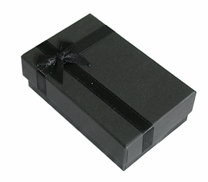 Snygg, svart present ask.
