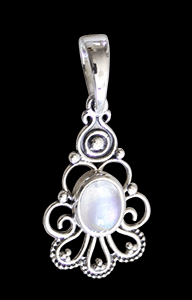 Beautiful moonstone halsband.