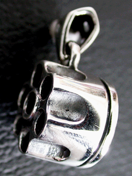 Mycket kaxigt hängsmycke med en patronhylsa