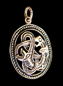 Hängsmycke i brons med rundjur.