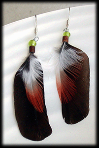 Personliga fjäder örhängen med silver krok.