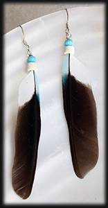 Svarta fjäder örhängen med silver krok.