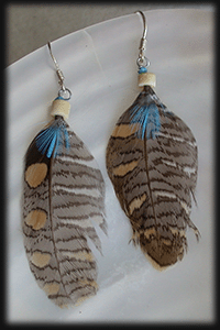 Äkta fjäderörhänge med silverkrok.