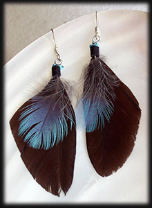 Mörkgråa fjäder örhängen med silver krok.