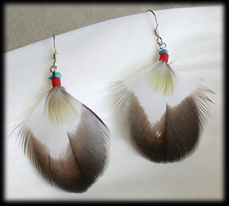 Ljusbruna fjäder örhängen med silver krok.