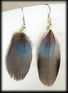 Ljusgrå fjäder örhängen med silverkrok.