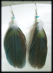 Äkta fjäderörhänge med silverkrok.