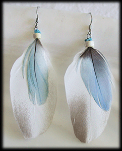 Vita fjäderörhängen med silverkrok.