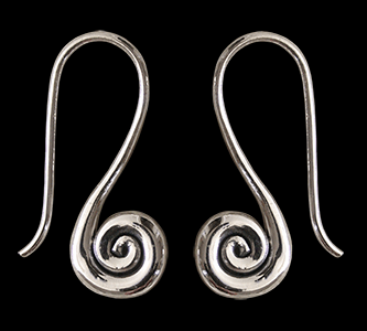 Spiralörhängen i massivt silver.