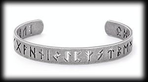 Runor Futharken armband i grått rostfritt stål.