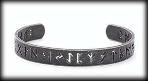 Runor Futharken armband i grått rostfritt stål.