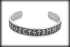 Rejält Futharken armband i rostfritt stål.