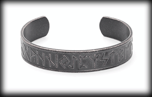 Futharken armband i grått rostfritt stål.