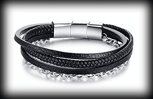 Annorlunda läderarmband med stålkedja.