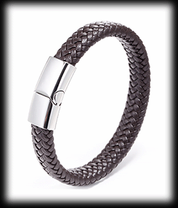 Brunt läderarmband med spänne i stål.