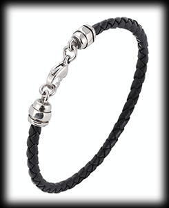 Smalt läderarmband med snyggt knäppe.