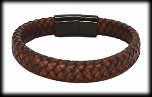 Ett annorlunda läderarmband i tegelbrun färg med inslag av svart.