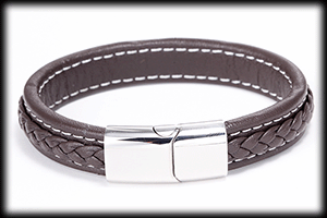 Brunt läderarmband med spänne i stål.