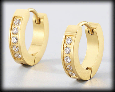 4 mm breda guldpläterade stålörhängen med bling.