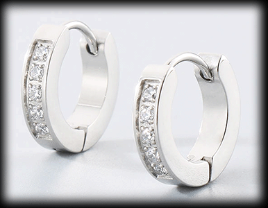 4 mm. Små söta stålörhängen med bling.