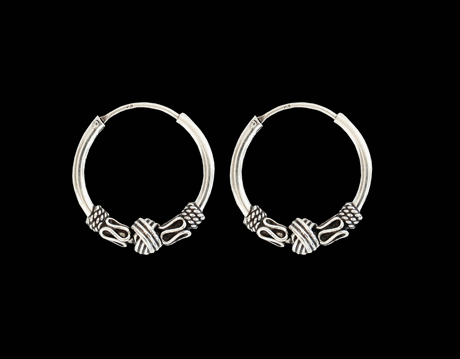 16 mm. Mönstrad öronring i Äkta silver.