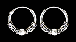 18 mm. Mönstrad öronring i Äkta silver.