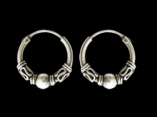 14 mm. Mönstrad öronring i Äkta silver.