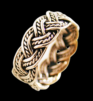 10 mm. Flätad ring i brons.