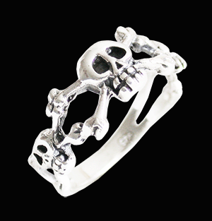 Silverring med tre små dödskallar.