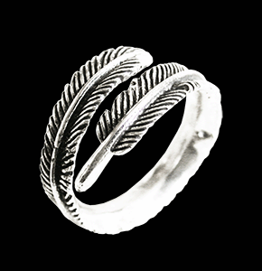 Ännu en ställbar silverring med en fjäder.