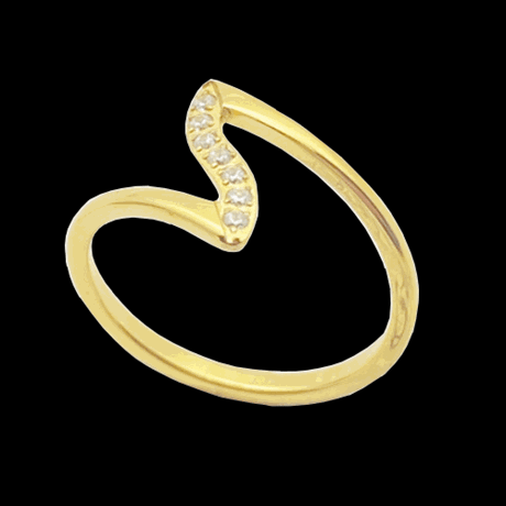 Vacker guldpläterad stålring med små gnistrande stenar.