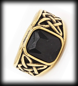 Keltisk klackring med svart sten i guldpläterat rostfritt stål.