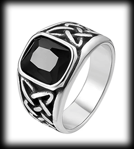 Keltisk klackring med svart sten i rostfritt stål.