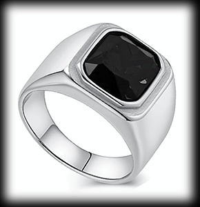 Klack ring med svart sten i rostfritt stål.