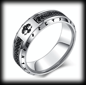 Keltisk stålring med livets träd och runalfabetet i rostfritt stål.