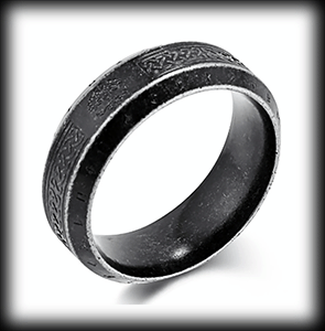 Keltisk stålring med livets träd och runalfabetet i grått rostfritt stål.