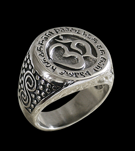 Aum / Ohm ring i stål "one of a kind".