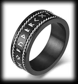 8 mm. Snygg runring i svart rostfritt stål med runraden.