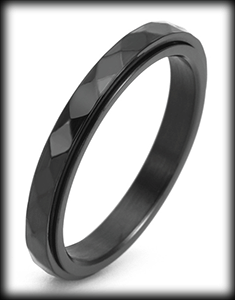 3 mm. Fasettslipad spinner ring i svart rostfritt stål.