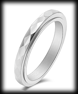 6 mm. Fasettslipad spinner ring i rostfritt stål..
