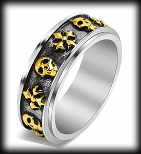 8.4 mm. Guldpläterad spinner ring med dödskallar.