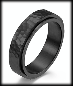 6 mm. Hamrad slät spinner ring i svart stål.