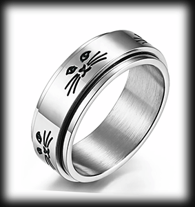 8 mm. En kattring i spinner. ADHD ring i stål.