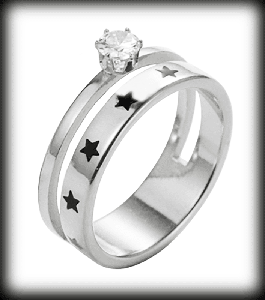 Bling och stjärnor. Vacker ring i rostfritt stål.