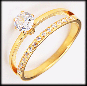 Elegant och glamorös look- guldpläterad stålring med Kubisk zirkonia.