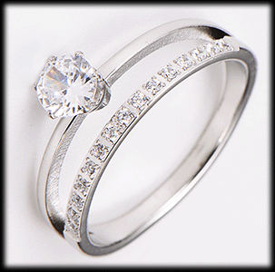 Elegant och glamorös look- stålring med Kubisk zirkonia.