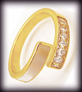 Kubisk zirkonia ring i guldpläterat rostfritt stål.