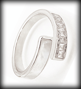 Kubisk zirkonia ring i rostfritt stål.