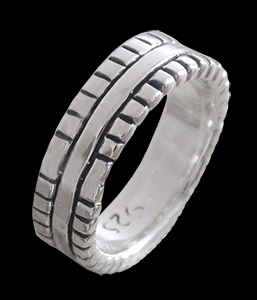 Mönstrad slät ring.