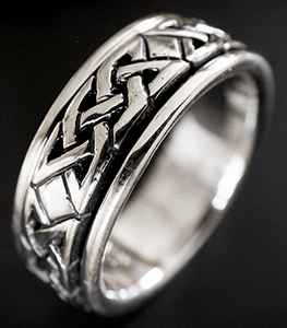 8 mm. Otroligt snygg keltisk spinner ring.